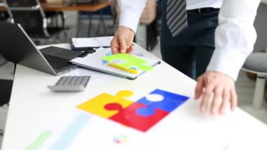 İş adamı 4K filminde renkli yapboz katlıyor