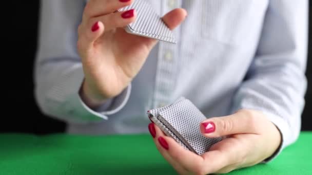 Mulher misturando cartas de baralho com as mãos no vídeo do cassino — Vídeo de Stock