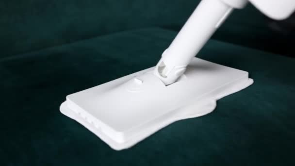 Limpar com limpador de vapor lavagem sofá filme 4k — Vídeo de Stock