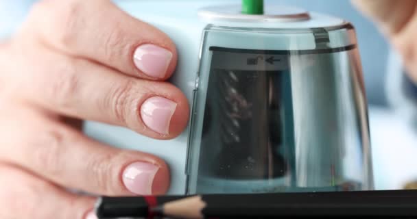 Womans mão apontando lápis com afiador elétrico filme 4k — Vídeo de Stock