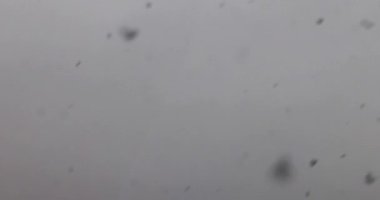 Kışın yağan kar taneleri yakın çekim 4K filmi