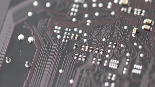 Mikro chipek a számítógép memóriakártyák közelkép 4k film — Stock videók