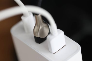 Beyaz usb kablosu prize takılıyor.