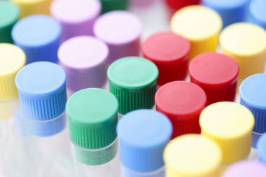 Kimya laboratuvarında çok renkli test tüplerinin kapanışı