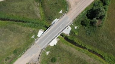 İstenen yol 4K filminin ortasındaki bir tarlada köprü