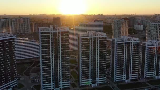 Horní pohled na metropoli při západu slunce 4k film — Stock video