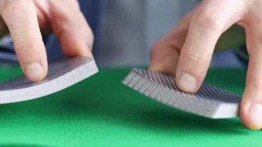 Kumarhane filminde kartları karıştıran adam.