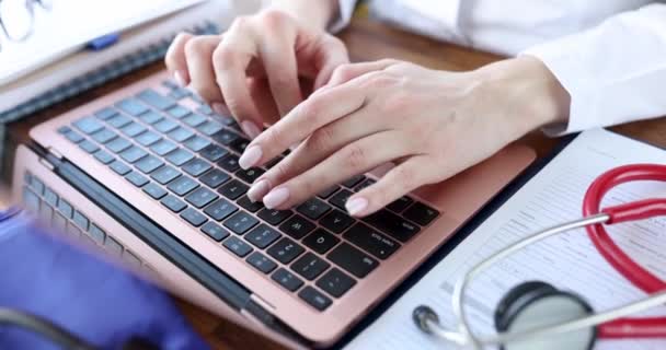 Lekarze wpisują tekst na klawiaturze filmu 4k — Wideo stockowe