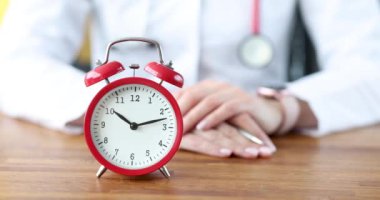 Kırmızı alarm saati, Doktor 4K filminin arka planında duruyor.