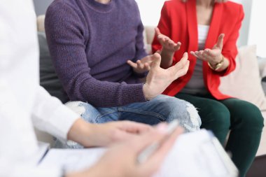 Ofiste psikologla iletişim kuran genç çift yakın plan.