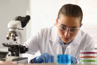 Laboratuvarda bilimsel deneyler yapan kadın kimyager.