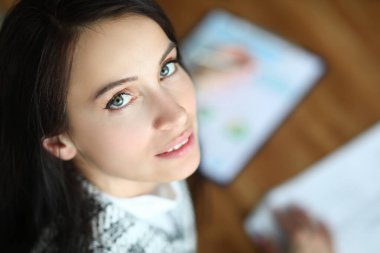 İş yerindeki genç iş kadınının portresi