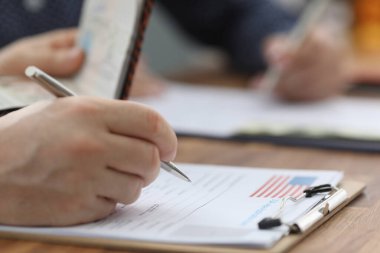 ABD vizesinin kapatılması için belgeleri dolduran adam