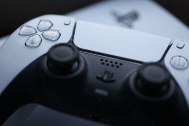 Playstation 5 Sony onlain oyunu kablosuz uzaktan kumanda kavramı