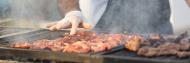 Şef ızgara et hazırlar.
