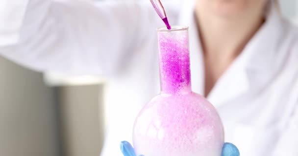 科学者化学者は、発泡ソリューションに液体をピペッティング4k映画 — ストック動画