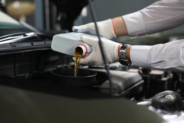 Foreman motor yağını motor kapağına döküyor