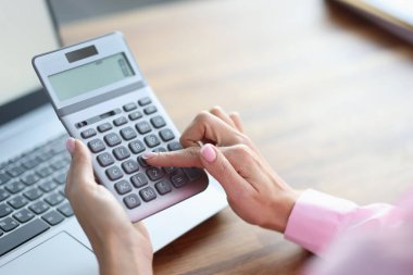 Kadınlar hesap makinesinde parmak düğmesine yakın çekim yapar