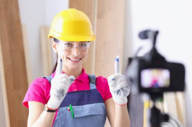 Yapımcı blogcu kamerada onarımın karmaşıklığından bahsediyor