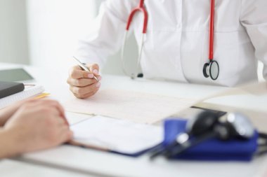 Doktor hastayla ilgileniyor ve tıbbi kayıtlara geçiyor.