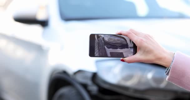 Женщина снимает сломанную машину на мобильный телефон 4К фильм — стоковое видео