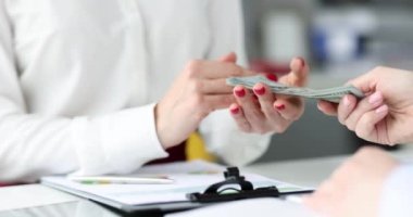 Adam kadına 4K film veriyor.