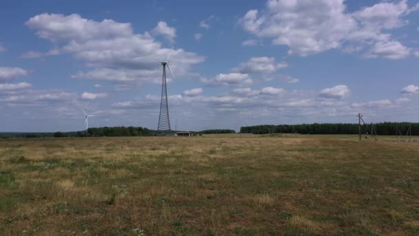 Windturbines van elektriciteit tegen — Stockvideo