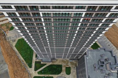 İnşaat alanının üst manzarasında duran çok katlı güzel bir bina.