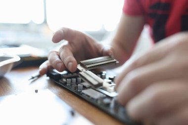 Atölye kapanışında video kartı tanılama ustası