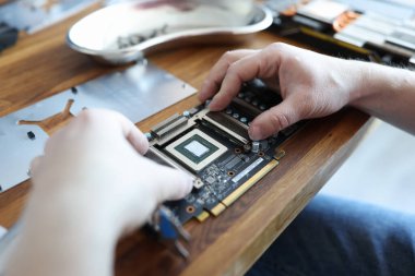 Atölyede video kartı tamiri ustası