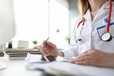 Doktorun masasında röntgen sonuçları var.