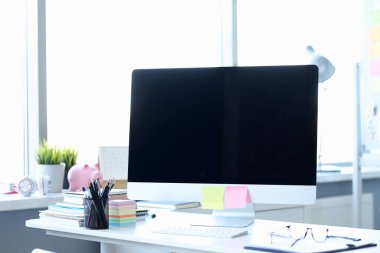 Ofisteki masaüstünde çok renkli çıkartmalı bilgisayar