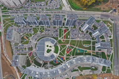 Fotoğraf, çok katlı binaların üzerinden uçan İHA 'dan.