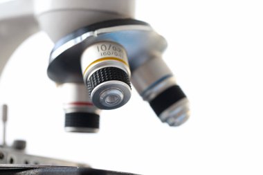 Biyolojik mikroskop başkanının laboratuvarda yakın çekimi.