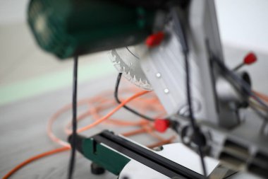 Odun kesmek ve döşeme yapmak için el yapımı dairesel testere.