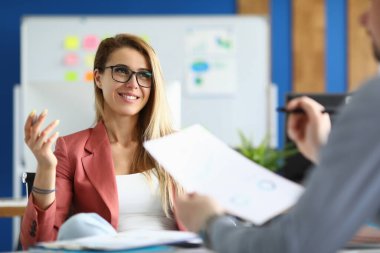 İş ortakları çalışma masasında iletişim kurar.