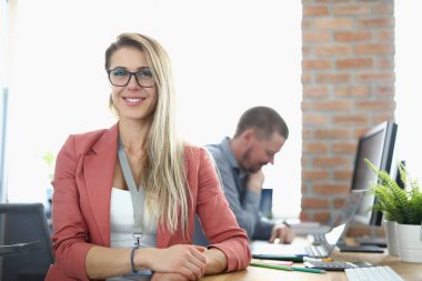 Ofiste gözlüklü gülümseyen iş kadını portresi