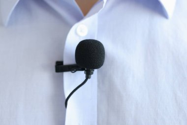 Yaka mikrofon erkeklerin mavi gömleğine takılır.