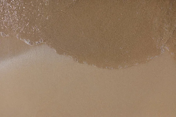Пляж з мокрим піском і водою крупним планом — стокове фото
