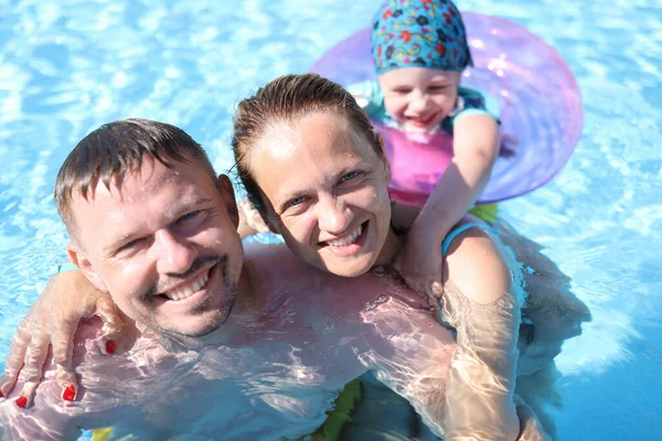 Családi portré mosolygó szülőkről és gyermekekről a medencében — Stock Fotó