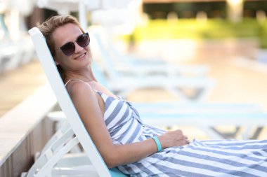 Güneş gözlüklü gülümseyen kadın portresi