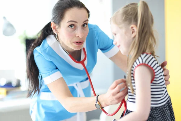 Médecin pédiatre oublié de mettre stéthoscope dans ses oreilles. — Photo