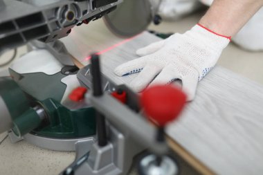 İnşaatçı dairesel testere ile kaplama tahtasını keser