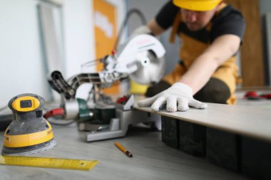 Erkek üstat lamine yapmakla meşgul.