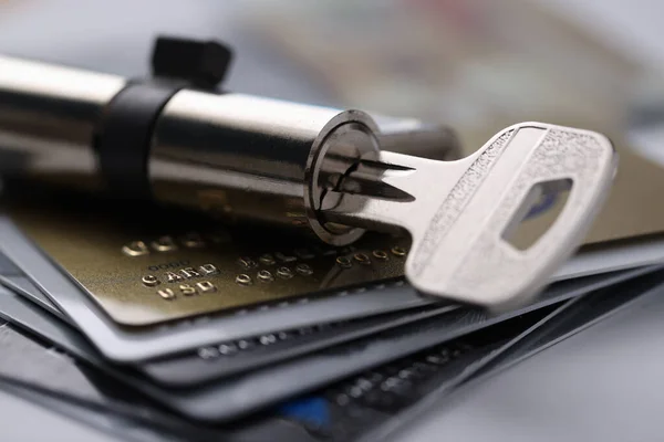 플라스틱 은행 카드에는 자물쇠와 열쇠가 있습니다. — 스톡 사진