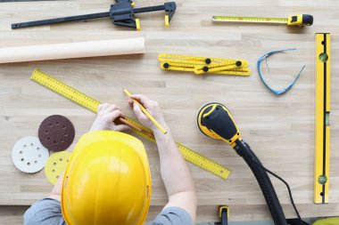 Yapıcı tamir için araçları tablo üzerine yayar