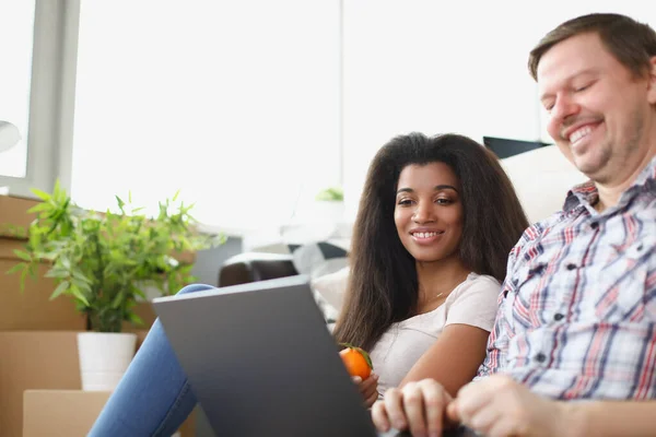 Man och kvinna sitter på golvet och tittar på laptop — Stockfoto