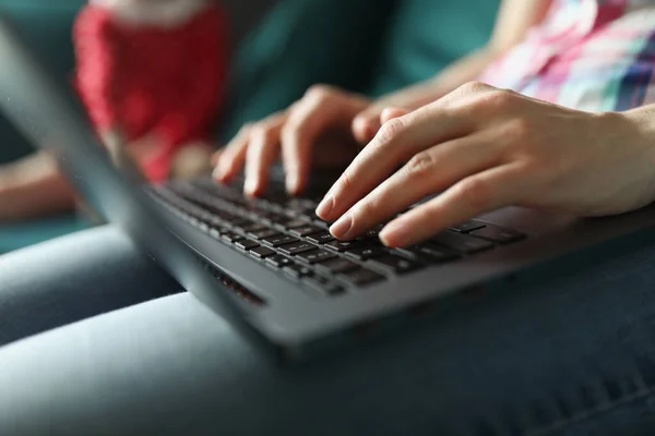 Las manos femeninas están escribiendo en el teclado del ordenador portátil — Foto de Stock