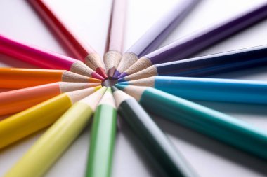 Renkli kalemler yakın plan daire şeklinde dizilmiş.