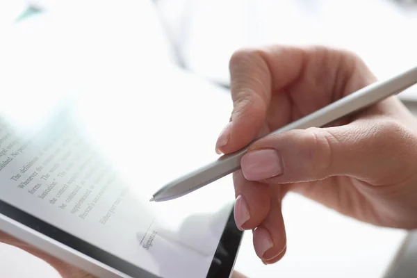 Mano femenina pone firma electrónica en tableta con lápiz óptico —  Fotos de Stock